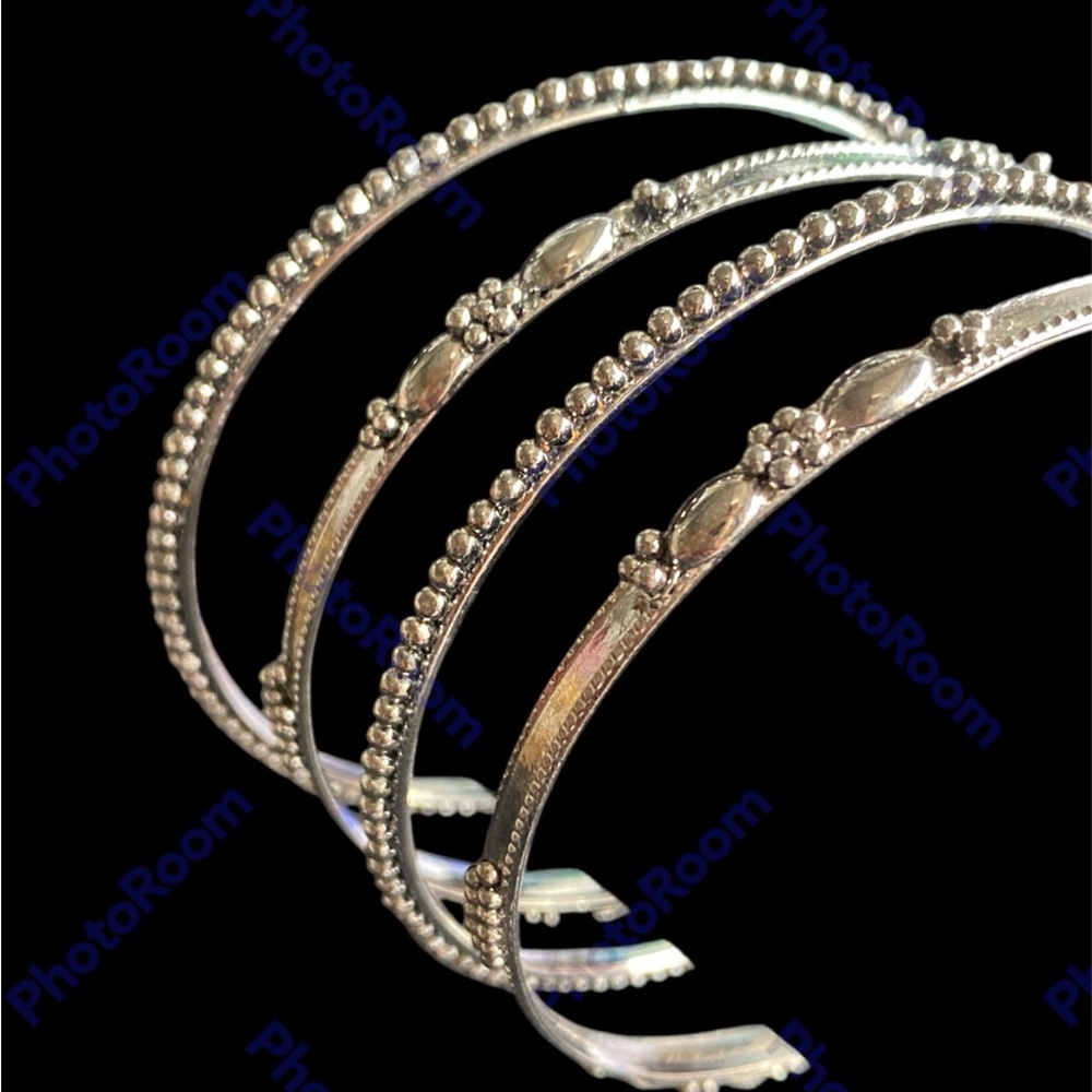 Bracelet set in a dark pewter